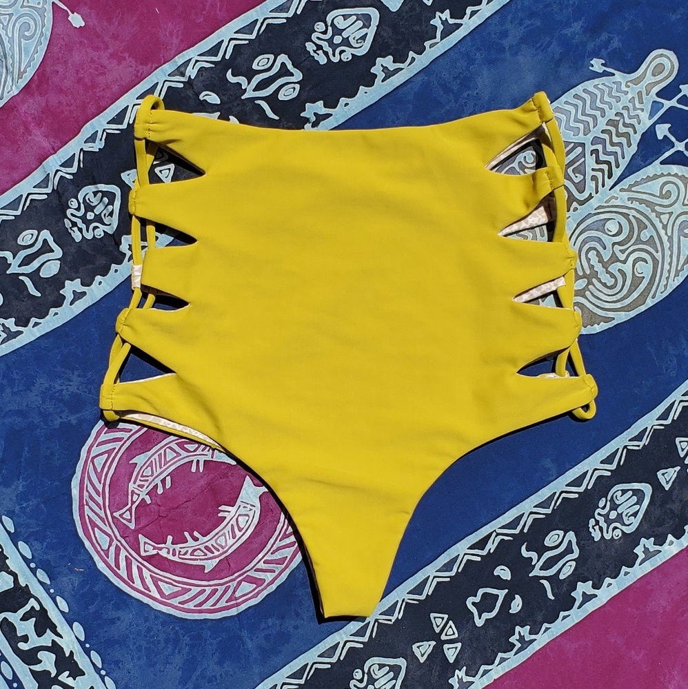 NWOT Acacia Queens bottom in pineapple